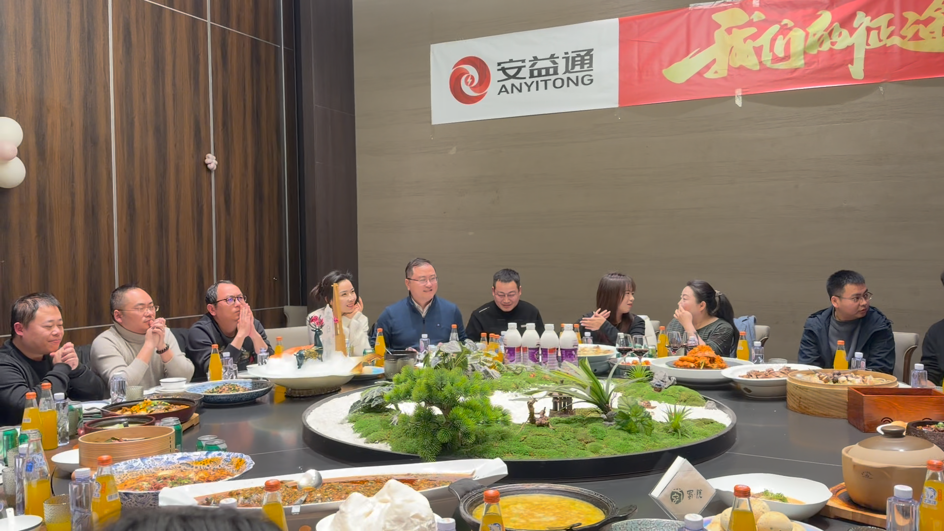 凝心聚力赴新程，同心...